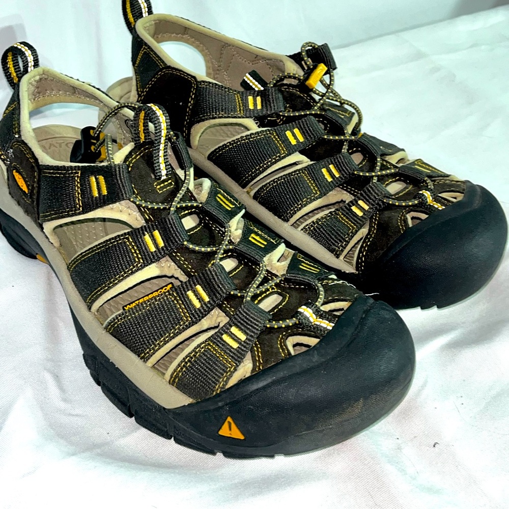 Keen men’s water shoes size 9.5